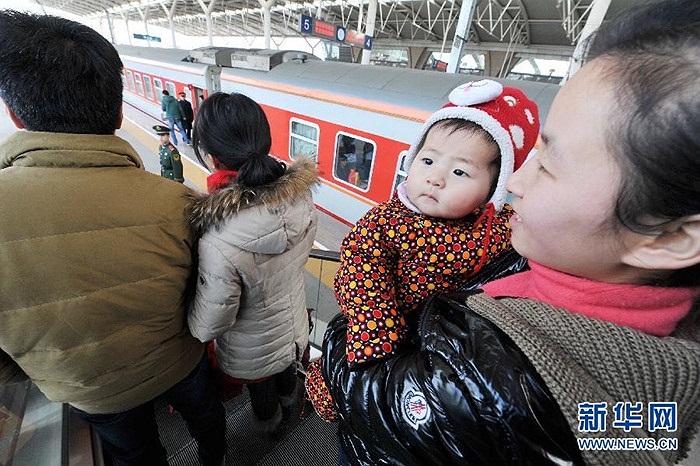 Những em bé theo bố mẹ trở lại 