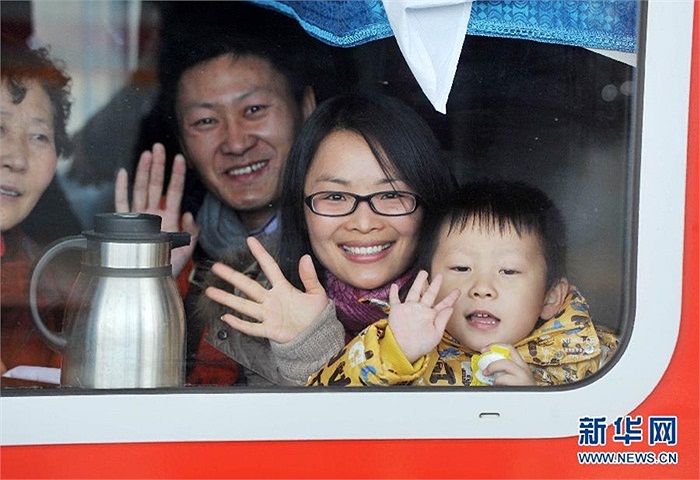 Gia đình tạm biệt người thân ở nhà ga