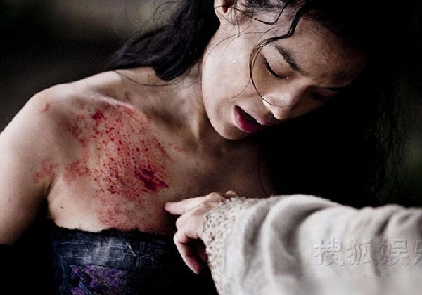 Trong một cảnh quay, Bạch Cốt Tinh bị thương và cố tình phanh áo ra trước mặt hòa thượng và… yêu cầu chữa trị.