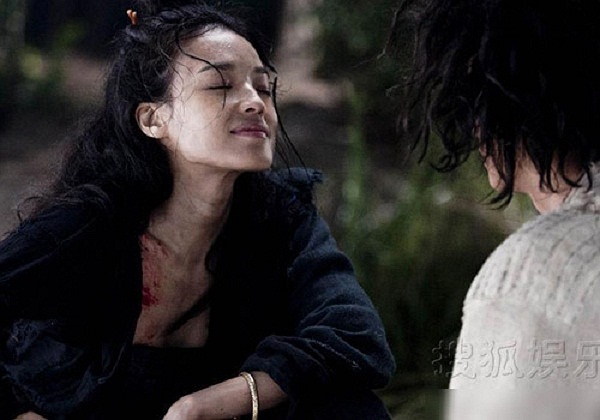 Thậm chí còn có cảnh Bạch Cốt Tinh đưa mặt ra để đòi hôn!