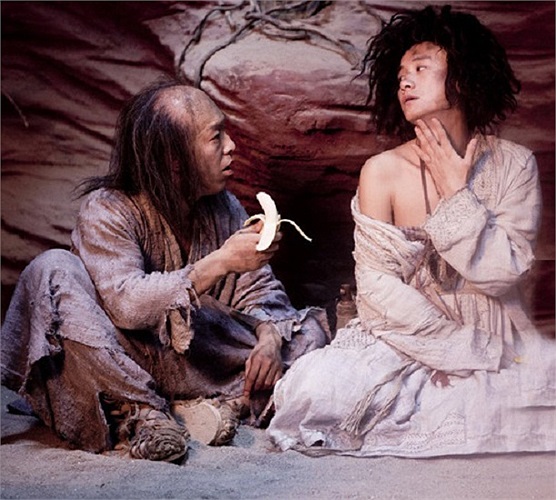 Tại một cảnh quay khác, Đường Tăng cố tình để áo trễ nải, hở vai, ngực và hồn nhiên nhảy múa.