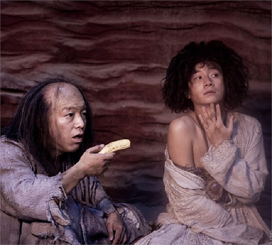 Hình ảnh này khiến người người liên tưởng đến màn múa thoát y của vũ nữ thời hiện đại.