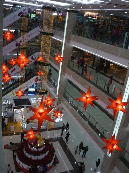 Tết dương: Hà Nội vắng vẻ, khu vui chơi đìu hiu