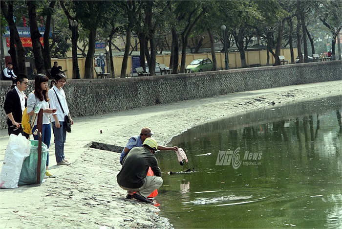 Nhiều sinh viên tình nguyện đã phải ngao ngán trước sự thiếu ý thức của một số người dân