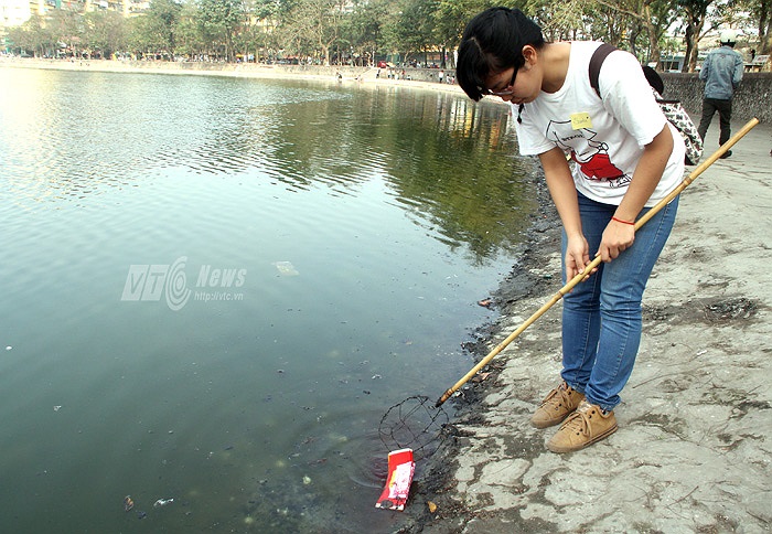 Những sinh viên tình nguyện lại cặm cụi thu gom những rác thải do người dân chưa ý thức vứt ra