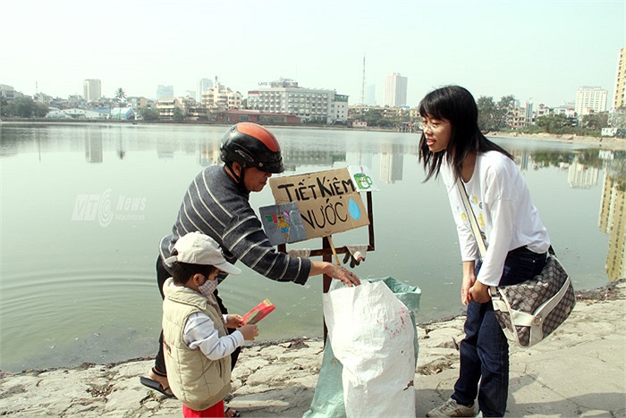 Sau khi các túi nilon được bỏ vào thùng đựng rác, những em nhỏ và người dân thả cá sẽ nhận được một bao lì xì may mắn từ các bạn sinh viên tình nguyện