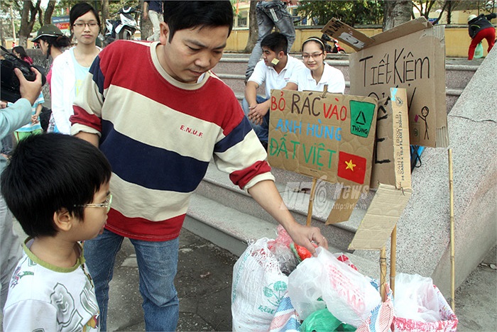 Bằng những hành động nhỏ của mình, các bậc phụ huynh cũng có cơ hội giáo dục con cái một cách nhẹ nhàng nhưng đầy ý nghĩa