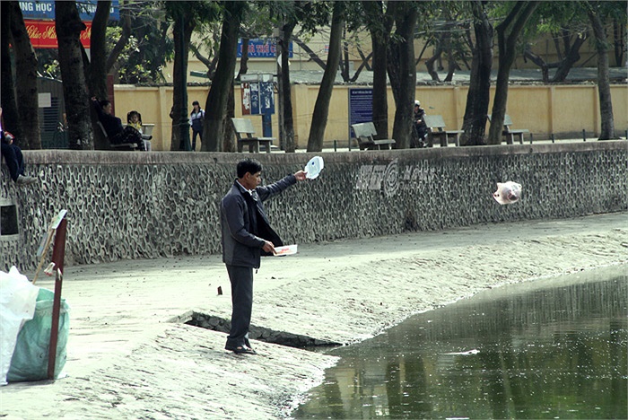 Vô tư ném bay cả túi nilon xuống hồ