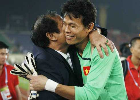 Thủ môn tuyển VN đắt sô diễn hài