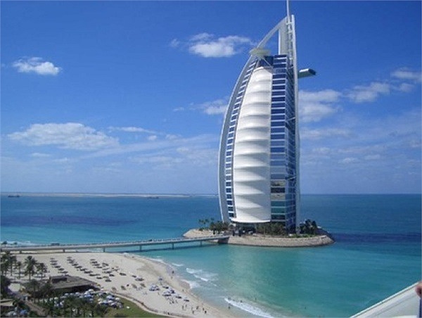 1. Burj Al Arab, Dubai: Khách sạn này nằm trên một hòn đảo nhân tạo cách bờ biển Jumeirah Beach khoảng 280 mét. Đây cũng là khách sạn cao thứ 4 thế giới với chiều cao 321 mét và được thiết kế với vẻ ngoài như hình một con tàu Ả-rập. 