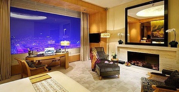 Ngoài ra, khăn trải giường và khăn tắm luôn tinh tươm, sạch sẽ, thậm chí phòng thể dục nằm trên tầng 21 cũng được chăm chút công phu.