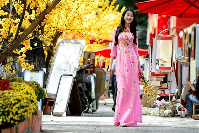 Người đẹp thướt tha tà áo dài hồng nữ tính.