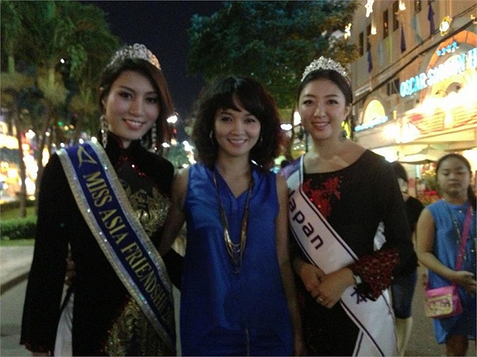 Mai Thu Huyền đọ dáng cùng Hoa hậu Qúy bà thế giới.