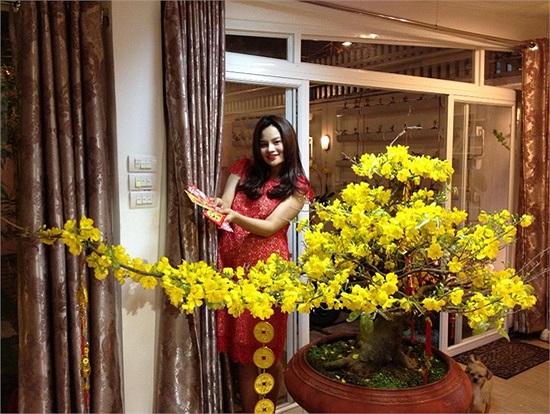 Trong bộ áo dài đỏ, Vũ Thu Phương tròn trịa hơn trước khá nhiều, nhưng trên nét mặt của cô lộ rõ vẻ hạnh phúc và tự hào không giấu diếm. 