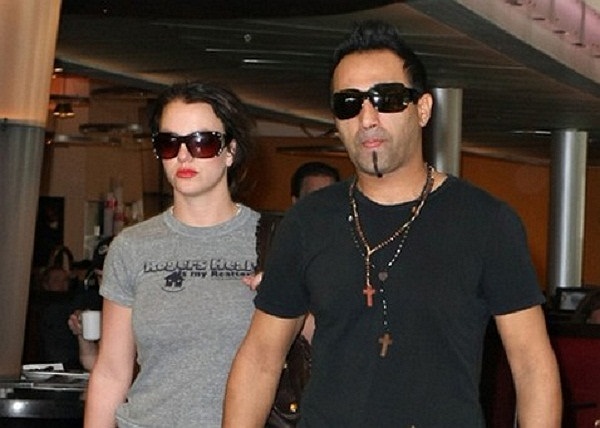 Adnan Ghalib liên tục tung ảnh và tin đồn thất thiệt về Brit khiến cô quyết định chia tay và cấm Adnan đến gần mình. 