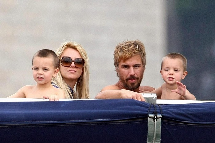 Jason tỏ ra là người tình tuyệt vời khi hết mực yêu thương hai đứa con của Brit, anh cầu hôn Brit vào tháng 12/2011 với chiếc nhẫn trị giá 90.000 USD.