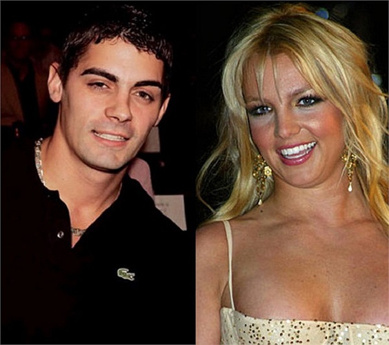 Cuộc hôn nhân kì lạ này diễn ra chóng vánh lúc 5h sáng tại Vegas, tuy nhiên, đôi bạn từ thời thơ ấu này chỉ bên nhau đúng 55 tiếng đồng hồ và quyết định chia tay.