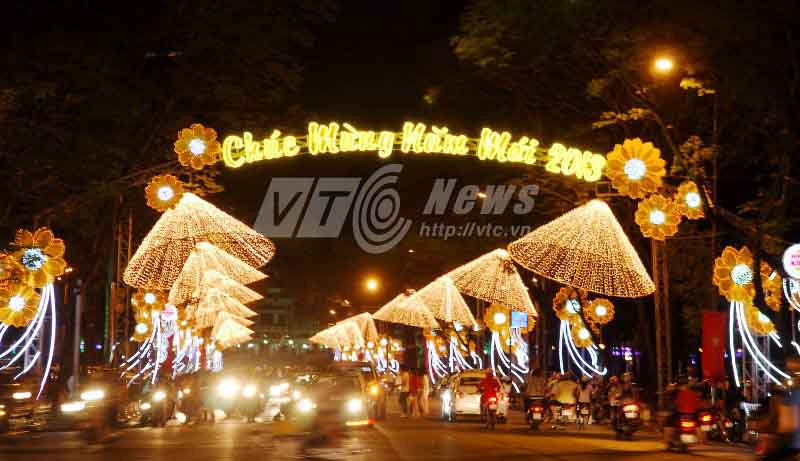 TP.HCM: Đã mắt với 'bữa tiệc' ánh sáng cuối năm