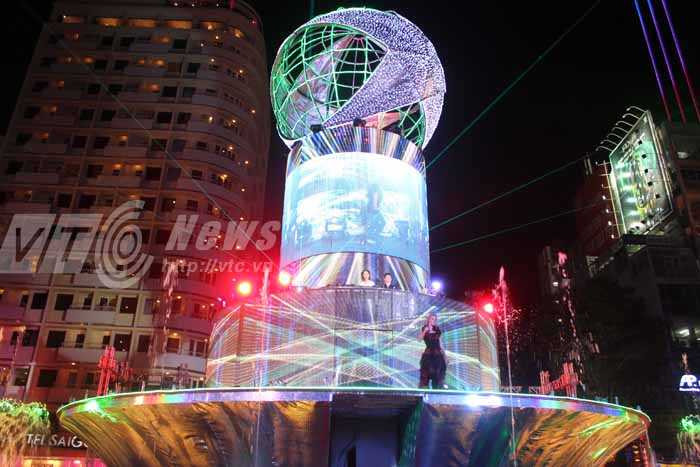 TP.HCM: Đã mắt với 'bữa tiệc' ánh sáng cuối năm
