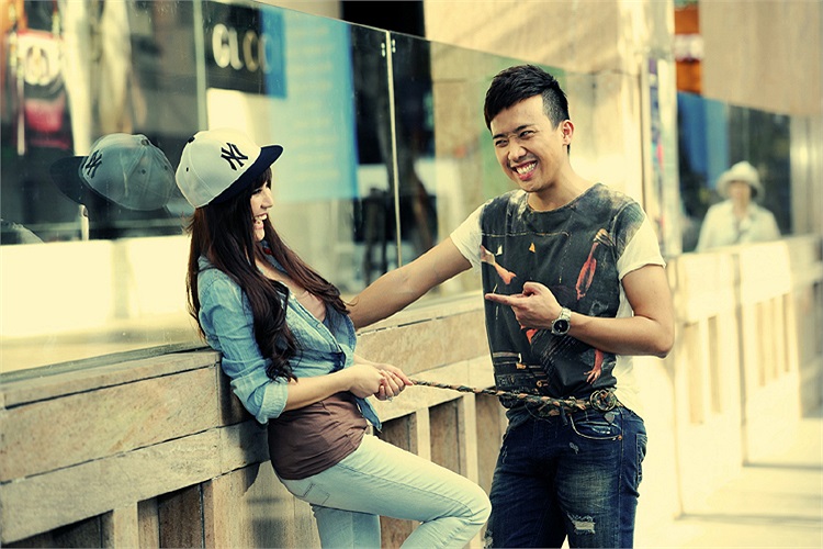 Chính thức tham gia nghệ thuật từ năm 2007. Đến nay, Vy Oanh đã cho ra đời nhiều album như Siêu mẫu xì trum (2008), Cho em một con đường (2010). 