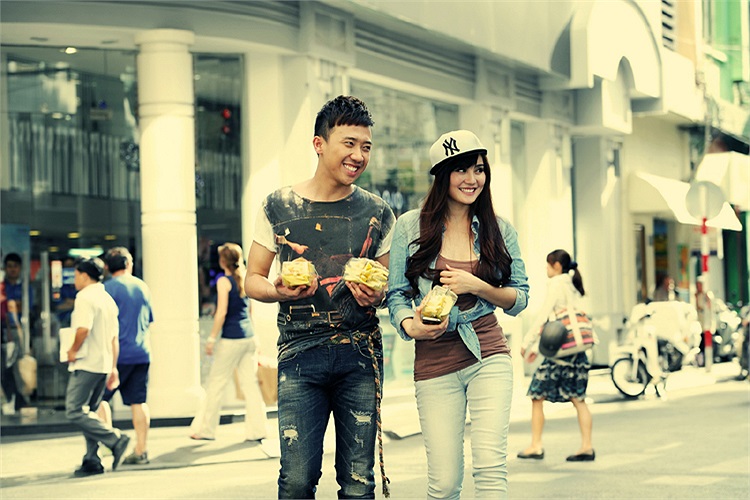 Cô từng lọt vào top 10 nhạc sĩ Làn sóng xanh 2010 với ca khúc Em rất nhớ anh