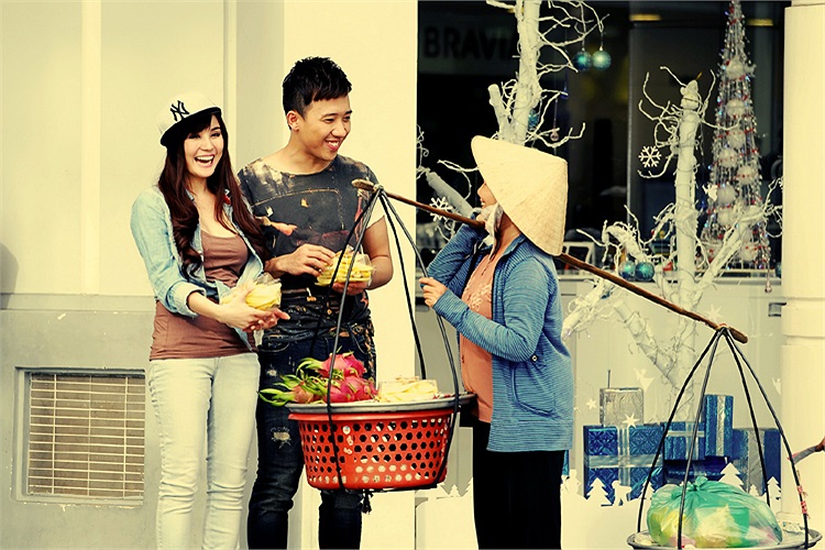 Ngoài ca hát, cô còn tham gia nhiều vai chính trong những bộ phim truyền hình dài tập như Câu chuyện xưởng may,Thiên đường vắng em, Cuộc chiến hoa hồng phần 2, Câu chuyện cuối mùa thu…