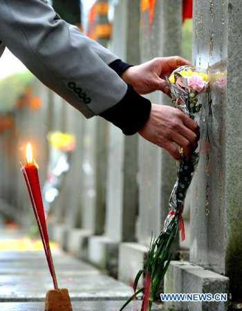 Trộm hài cốt mẹ tỷ phú để tống tiền