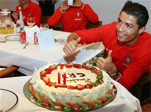 Ronaldo tổ chức sinh nhật lần thứ 28 bên các đồng đội Bồ Đào Nha