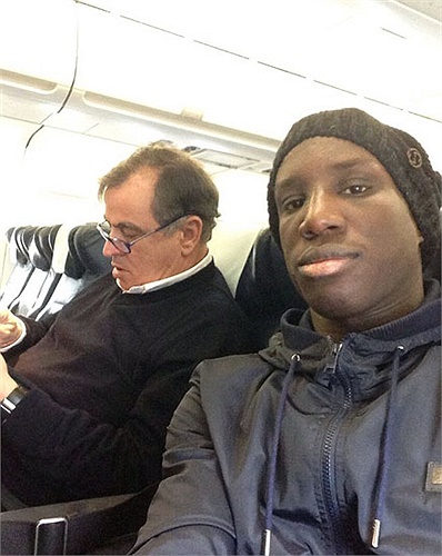 Demba Ba phải bay sang Milan để làm mặt nạ