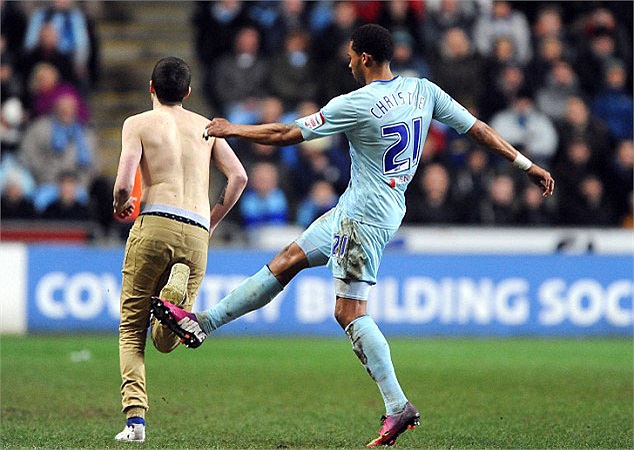 Sân Ricoh Arena đêm qua lại chứng kiến một fan cuồng lao xuống sân