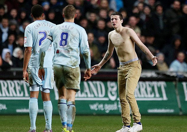 Hành động kỳ quặc này khiến cầu thủ Cyrus Christie của Coventry nóng mắt 