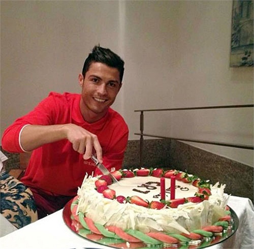 Một sinh nhật nhẹ nhàng và ấm áp của CR7