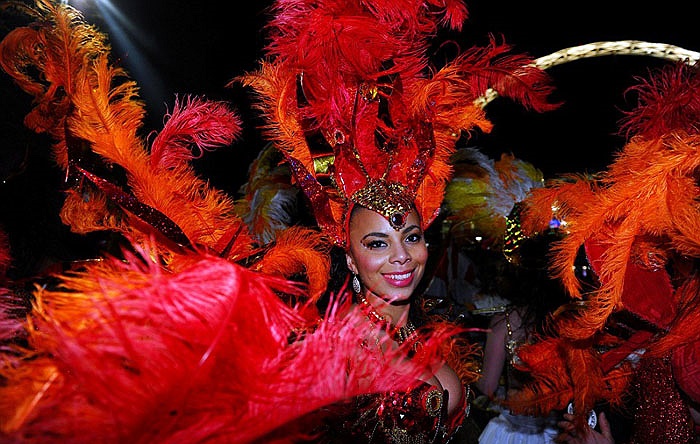 Không khí carnaval ngập tràn bên ngoài trận đấu Anh - Brazil