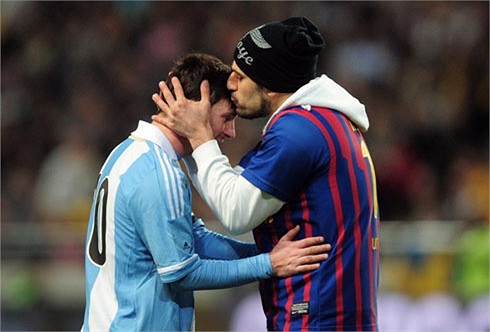 Messi được phen hoảng hồn khi có một fan cuồng nhảy xuống cưỡng hôn