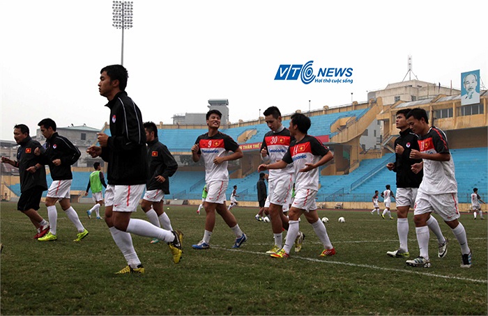 Sau khi kết thúc bài tập chơi bóng ném. Đội tuyển chia làm hai. Đội 1 được coi là đội hình chính chuyển sang tập chạy thả lỏng quanh sân.