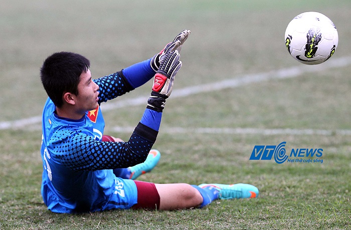 Còn đội 2 là các tuyển thủ trẻ tiếp tục với những bài tập ban bóng.