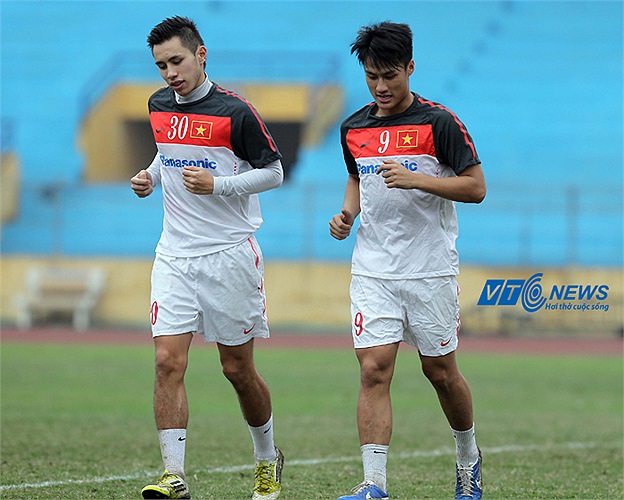 Bộ đôi tuyển thủ Việt kiều luôn sát cánh bên nhau trong các buổi tập.