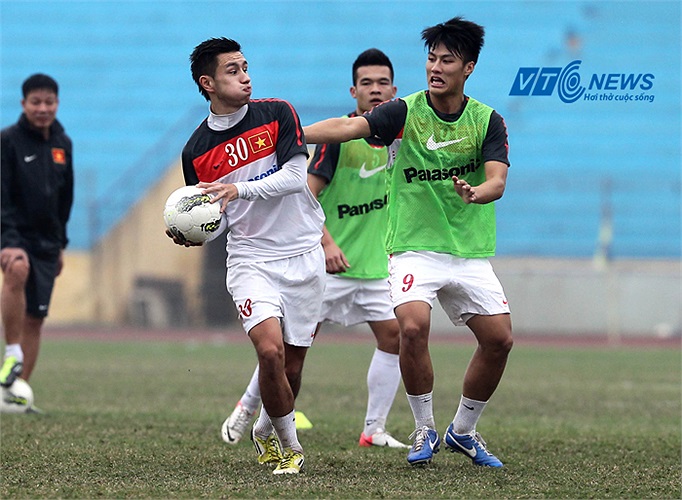 Sau màn khởi đội, toàn bộ các tuyển thủ bước vào trận đấu... bóng ném.