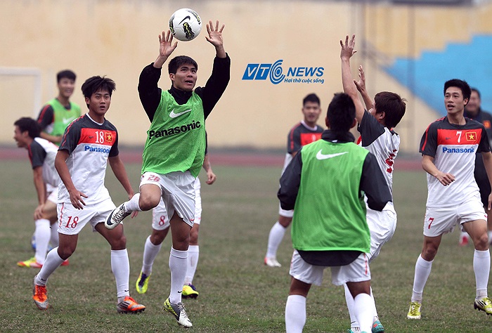 Pha đón bóng của Gia Từ. Trung vệ của V.Ninh Bình trong đợt tập trung này đã tạo nên một sự chú ý đặc biệt. Anh chính là người đã ghi tới 2 bàn cho ĐT Việt Nam trong hai trận giao hữu đã qua.