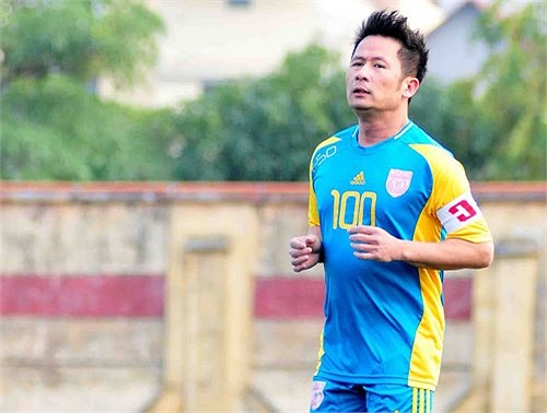 Bằng Kiều khoác áo số 100, đeo băng đội trưởng của đội Nghệ sỹ Hà Nội