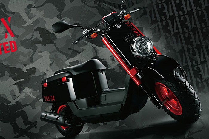 Xe có màu sơn đen bóng điểm xuyết với một số chi tiết màu đỏ như phuộc trước, vành xe, dòng chữ Vox-34 bên hông và mặt nạ trước cùng viền cụm đồng hồ. 