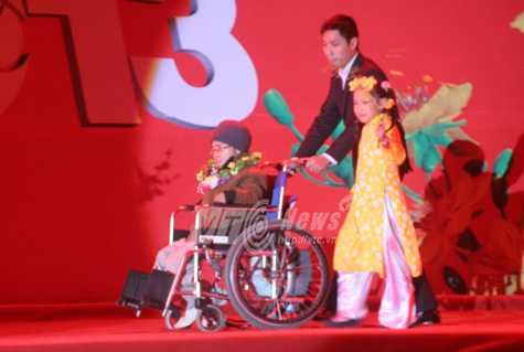 Vinh danh tài năng 10 tuổi, thầy giáo cao 1,1m