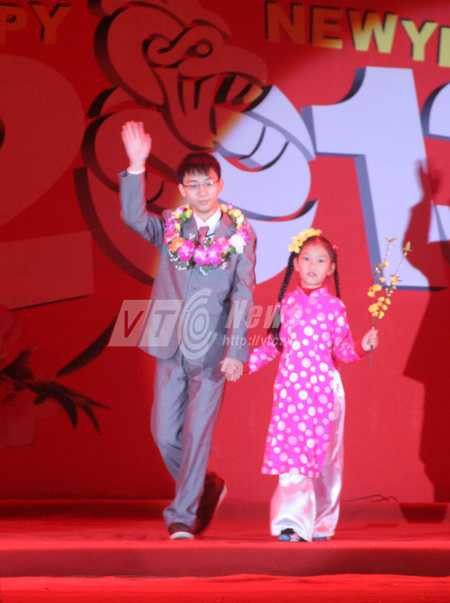 Vinh danh tài năng 10 tuổi, thầy giáo cao 1,1m