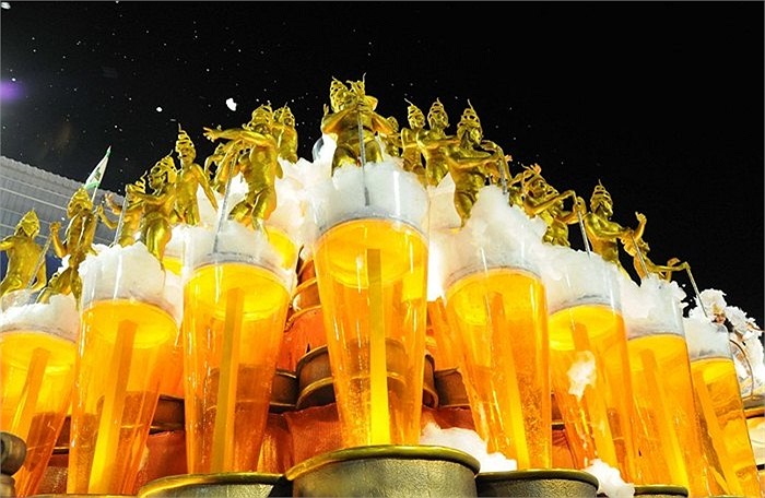 Đội hóa trang thành những cốc bia khổng lồ