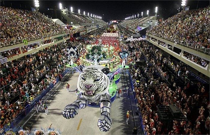 Đoàn diễu hành với biểu tượng hổ trắng