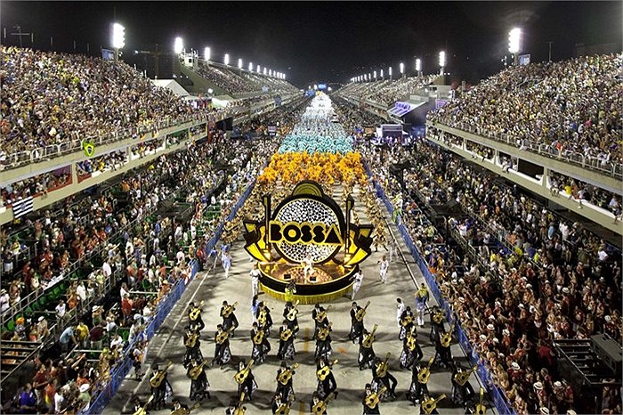 Một đội thi khác mang đến lễ hội những chiếc đàn guitar