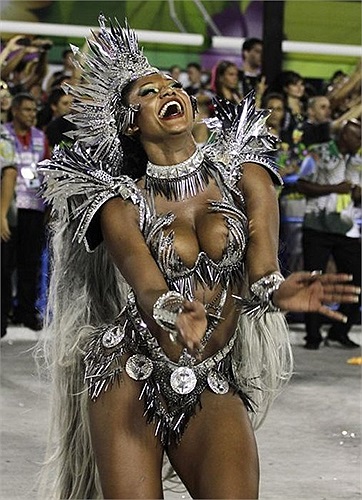 Người phụ nữ gợi cảm nhất trong mắt ban giám khảo sẽ được chọn làm Nữ hoàng Carnival