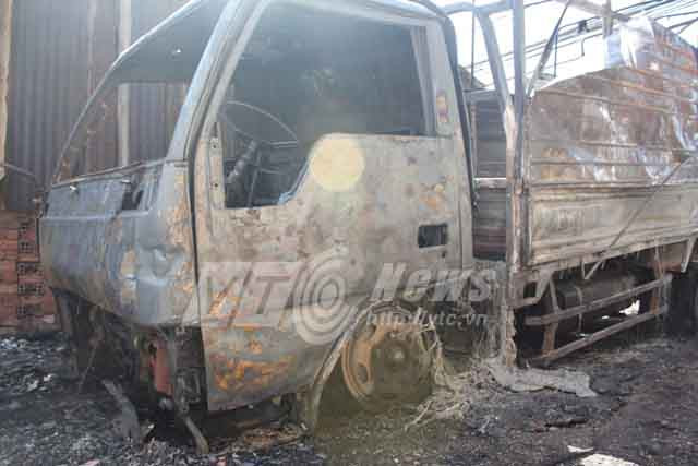 Xe tải bốc cháy ngùn ngụt lan sang khu dân cư