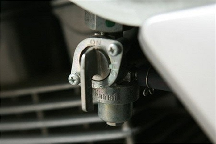 CBX 250 Twistersử dụng bình xăng con, phun nhiên liệu trực tiếp