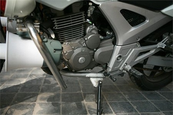 Động cơ DOHC, xy lanh đơn, 4 thì, 4 xu páp, làm mát bằng không khí và dầu máy, hộp số : 6 số với dung tích xi lanh: 249 cm3